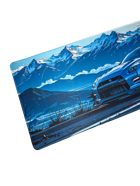Japan geïnspireerde muismat met sportauto in berglandschap – groot formaat voor werk en spel